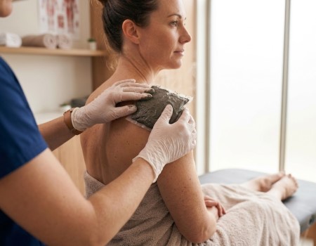 Fango-Wärmebehandlung für Patienten mit Muskelverspannungen, Rückenbeschwerden und Bewegungseinschränkungen in Potsdam-Babelsberg